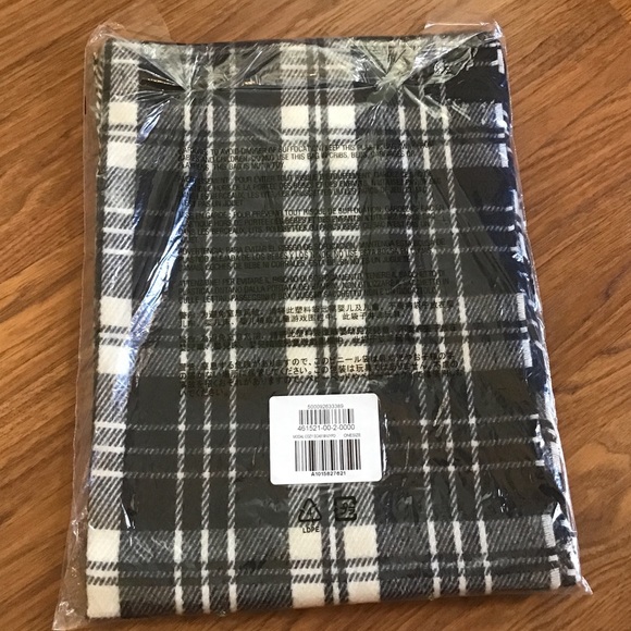 Gap winter scarf.  NWT - Picture 2 of 3